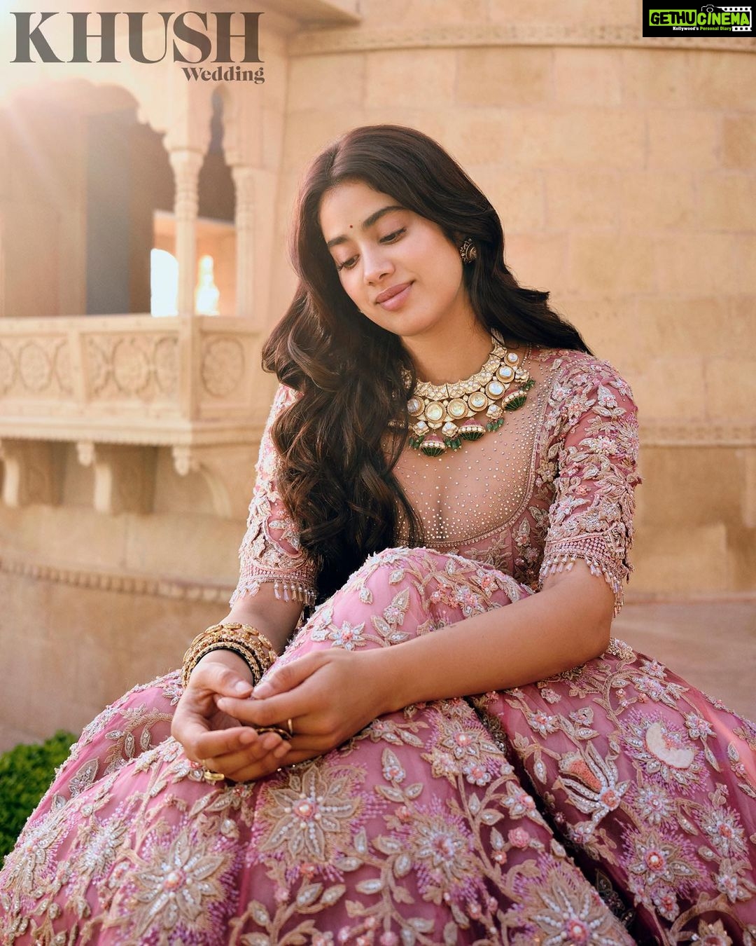 Janhvi Kapoor Instagram - 🌺गुलों में रंग भरे बाद-ए-नौ-बहार चले🍃 @khushmag
