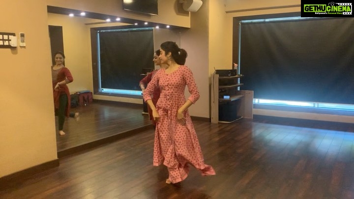 Janhvi Kapoor Instagram - #missing the class room. But anywhere and everywhere can be a classroom no? 🌈