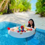 Jasmin Bhasin Instagram - Mandatory Maldives floating breakfast 🤪🤪 @kandima_maldives #mykindofplace Kandima Maldives