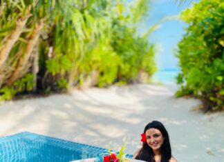 Jasmin Bhasin Instagram - Mandatory Maldives floating breakfast 🤪🤪 @kandima_maldives #mykindofplace Kandima Maldives