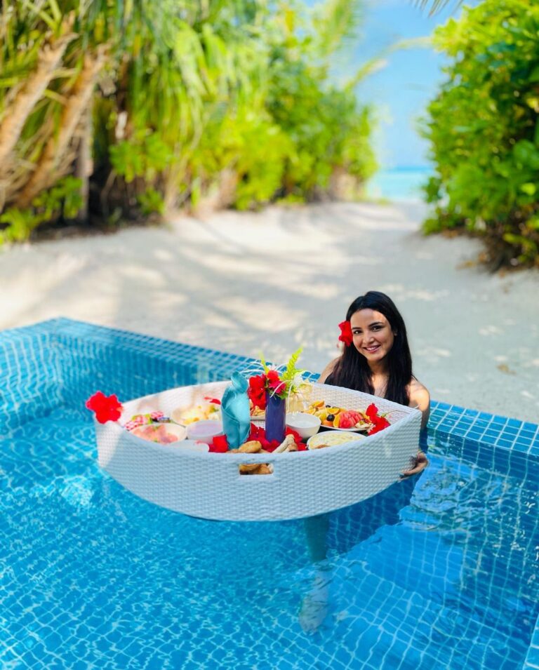 Jasmin Bhasin Instagram - Mandatory Maldives floating breakfast 🤪🤪 @kandima_maldives #mykindofplace Kandima Maldives