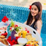 Jasmin Bhasin Instagram - Mandatory Maldives floating breakfast 🤪🤪 @kandima_maldives #mykindofplace Kandima Maldives