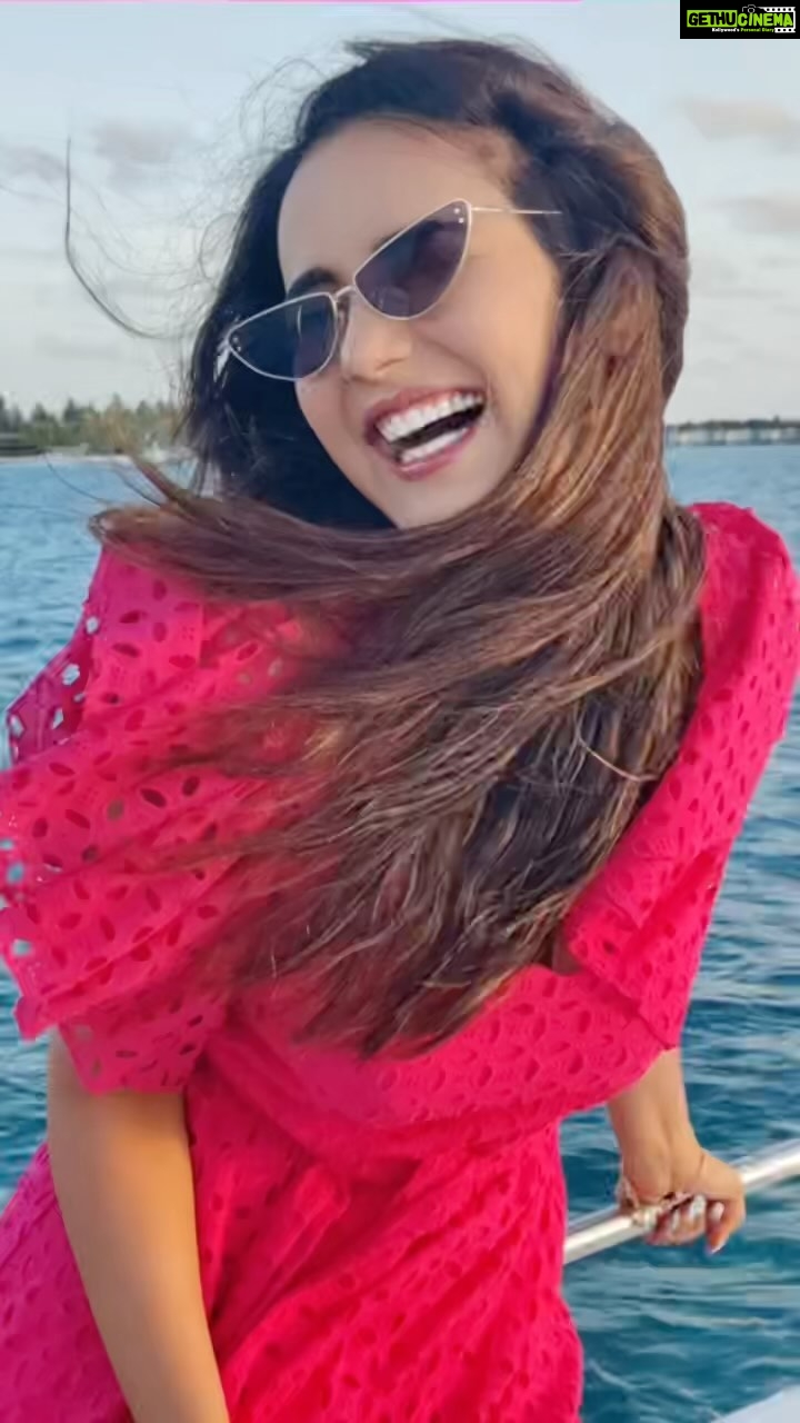 Jasmin Bhasin Instagram - Forever love πβ΄π
π¬ Thank you so much @neeraj_kamakarma @kandima_maldives for these picture and giving me so many memories full of happiness and laughters.. #reels #reelitfeelit #trending #reelskarofeelkaro