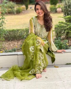 Jasmin Bhasin Instagram - Eid Mubarak 🌙

In love with this outfit by @the_rosegirl