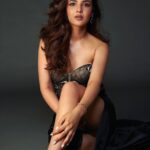 Jasmin Bhasin Instagram - Call 101, I am on fire😝😜🤣 @rahuljhangiani @ankiitaapatel you guys never disappoint me , love you for amazing pictures ❤️