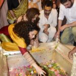 Kangana Ranaut Instagram - Har har Mahadev …. Kashi Vishvanath ji ke darshan aur Ganga ji ki aarti with team Dhaakad… releasing on 20th May …