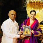 Kangana Ranaut Instagram - Today on this auspicious Poornima my film Dhaakad producer @deepakmukut ji his wife Krishna Mukut ji along with few more team members seeked darshans at Tirupati Bala Ji … And we are extremely thankful to Shri @vishnumanchu and Shri AV Dharma Reddy ji for making it happen for us 🙏 Feeling blessed after divine darshana 🙏