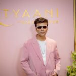 Karan Johar Instagram - Super excited to launch my jewellery brand @tyaanijewellery’s newest store at Borivali in Mumbai! Looking forward to seeing all you beautiful women have the Tyaani Jewellery experience. #tyaanibykaranjohar #trusttyaani #tyaanijewellery