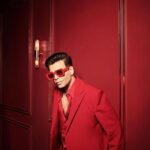 Karan Johar Instagram - Yeh Laal rang kab mujhe chodega…. #koffeewithkaran season 7 is painting the town red! Styled by @ekalakhani in @kaushik_velendra make up @paresh_kalgutkar hair @rajeev_gogoi 📸 @thehouseofpixels managed by @len5bm