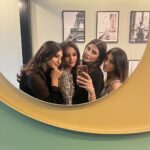 Karishma Kotak Instagram - Paris was always a good idea 🇫🇷🥐❤️ Thank you my beautiful sisters #photodump A La Tour Eiffel