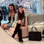 Karishma Kotak Instagram – Paris was always a good idea 🇫🇷🥐❤️
Thank you my beautiful sisters #photodump A La Tour Eiffel