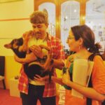 Karthik Kumar Instagram - My favourite thing is play. Animals love play. And as I test my new show, my partner @amruthasrini reminds me that Comedy is play and I need be kind to myself in this period of testing a new show. Yesterday we sat for an hour and worked on feedback ❤️. Thanks pup 🐶 #Aansplaining coming soon. Backyard