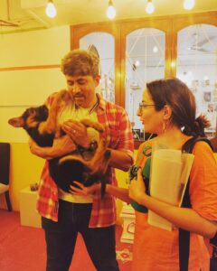 Karthik Kumar Instagram - My favourite thing is play. Animals love play. And as I test my new show, my partner @amruthasrini reminds me that Comedy is play and I need be kind to myself in this period of testing a new show. 
Yesterday we sat for an hour and worked on feedback ❤️. Thanks pup 🐶 
#Aansplaining coming soon.