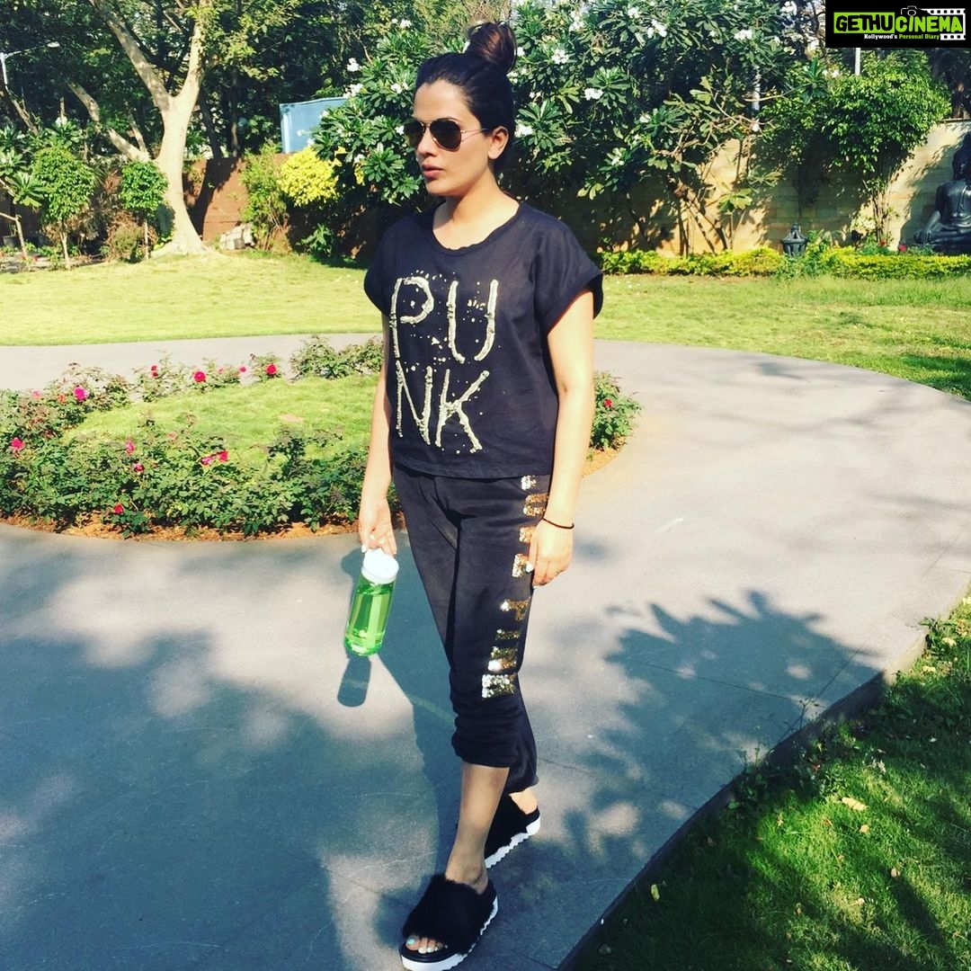 Kashish Singh Instagram - There is peace in not knowing everything……. #peaceofmind #peaceandlove #knowingyourself #bellavitakashish 🧚🏻♀️🧚🏻♀️ Mumbai, Maharashtra