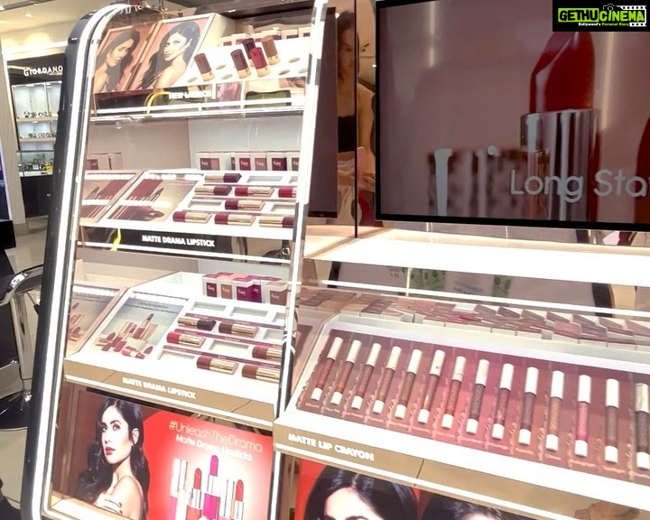 Katrina Kaif Instagram - So excited to announce š£ Kay Beauty has now expanded to 100+ general trade stores and leading modern trade stores in India & we are now delivering to 1600+ cities & available in over 90 Nykaa stores pan India š š„³ When we started this journey - making Kay Beauty accessible to everyone was a huge priority. This expansion in distribution will further deepen engagement as more consumers see and feel the magic of our products, you can now spot Kay Beauty at Lifestyle stores, Pretty Cosmo, Beauty Centres etc šš»āāļø Crossing this milestone fills my heart with gratitude as Kay Beauty makes its journey across beauty doors in India š #ItsKayToBeYou now at home, and in stores š #KayBeauty #KayByKatrina š