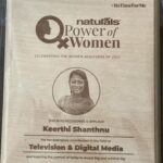 Keerthi shanthanu Instagram – Grateful to receive Naturals #powerofwomen award from #DurgaStalin mam🥰
Thank u @naturalssalon @ck_kumaravel sir for honouring me😇

@hemavatar #naturals #greatful