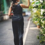 Keerthi shanthanu Instagram - 🖤💫 Dressed up for #jfwawards2022 @jfwdigital 🖤🎤 Streaming on @vijaytelevision now ! Outfit : @_.rubeenavogueofficial._ Earrings : @rimliboutique Hairdo : @vama_moirangthem Photographer : @dhanush_manohar_ #host