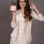 Keerthy Suresh Instagram – Elaichi & Orange Peel Luxury Face Mask by @bhoomitra.store is the secret to my acne free skin. 😍

Elaichi not only makes me feel ethereal but also supports skin health & in fighting pigmentation. 

Get flat 20-25% off across all face care products on @bhoomitra.store 🤩

Shop now at www.bhoomitra.store 💚 

#bhoomitra #skincareroutine #facecare