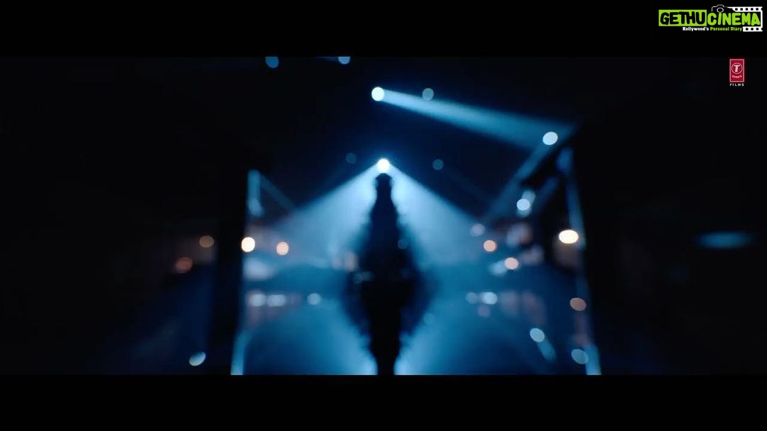 Kiara Advani Instagram - Iβm watching you π Title track out now π₯ @kartikaaryan, @tabutiful and @rajpalofficial; produced by #BhushanKumar, @muradkhetani, @anjummurad and #KrishanKumar; directed by @aneesbazmee; cinematography by @chaayaankan; written by @aakashkaushik25 & @farhadsamji; choreographed by @boscomartis @ipritamofficial @amitabhbhattacharyaofficial @filmykothari @tseriesfilms @castingchhabra @tseries.official @shivchanana @neerajshridharofficial @tanishk_bagchi @sameeranjaanofficial @cine1studios @aafilms_india @bhoolbhulaiyaa2movie