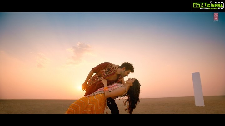 Kiara Advani Instagram - Aaj Teaser se kaam chala lo, Kal se toh loop pe bajana hi hai 🎶 ❤️ #HumNasheMeinTohNahi !! @ipritamofficial @arijitsingh @tulsikumar15 @amitabhbhattacharyaofficial @vijayganguly #BhoolBhulaiyaa2 releasing in cinemas on 20th May, 2022! @kartikaaryan @kiaraaliaadvani @tabutiful @rajpalofficial #BhushanKumar @muradkhetani @anjummurad and #KrishanKumar @aneesbazmee @chaayaankan @aakashkaushik25 & @farhadsamji @filmykothari @tseriesfilms @castingchhabra @tseries.official @shivchanana @cine1studios @aafilms.official @bhoolbhulaiyaa2movie