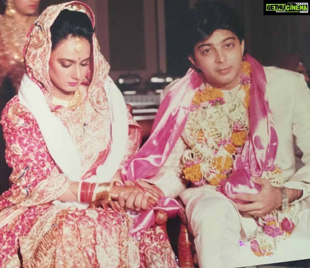 Kiara Advani Instagram - Here’s one of my favourite pictures of my parents❤️ I've always looked up to them for the perfect marriage! Their blessings are always with me.. now I need YOURS! Also, some advice please, kyunki sab kehte hai - shaadi ke baad sab badal jaata hai. Kya sachi badal jaata hai?