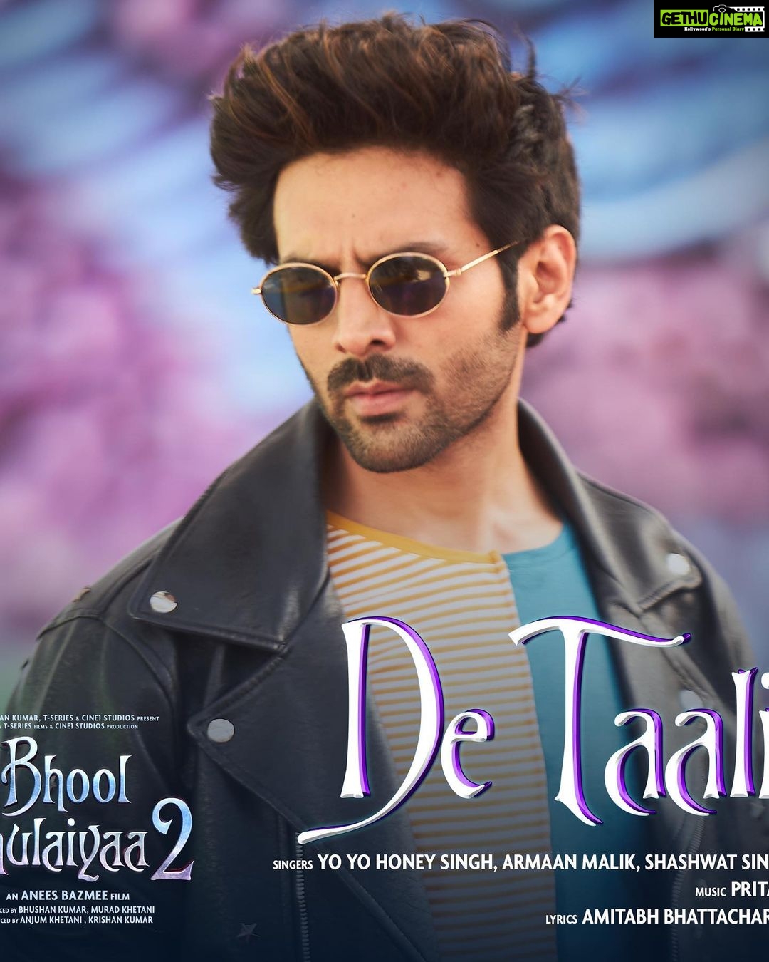 Kiara Advani Instagram - Itβs time to get your groove on with a Hi-5! ππ»π₯³π #DeTaali out on 14th May! Sung by @yoyohoneysingh @armaanmalik @shashwatsinghofficial Watch the family entertainer, #BhoolBhulaiyaa2 releasing in cinemas on 20th May, 2022! @kartikaaryan, @tabutiful and @rajpalofficial; produced by #BhushanKumar, @muradkhetani, @anjummurad and #KrishanKumar; directed by @aneesbazmee; cinematography by @chaayaankan; written by @aakashkaushik25 & @farhadsamji; choreographed by @adil_choreographer @ipritamofficial @amitabhbhattacharyaofficial @filmykothari @tseriesfilms @castingchhabra @tseries.official @shivchanana @cine1studios @aafilms.official @bhoolbhulaiyaa2movie