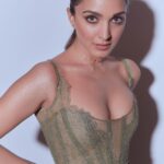 Kiara Advani Instagram - GQ 💚 @lakshmilehr @aadnevikofficial @makeupbylekha @makeupbysalonij @ayeshadevitre @kadamajay @gaurvivdesai