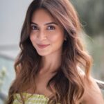 Kriti Kharbanda Instagram - 1. Me in front of the camera 😊 2. Me when I think no one’s watching 😛 . . . Which one do you relate to more!? 1 or 2?! . . . #weekendvibes #saturdaysaturday #bts #selflove #saturdayvibes #sunnysideoflife . . . 💚💚💚
