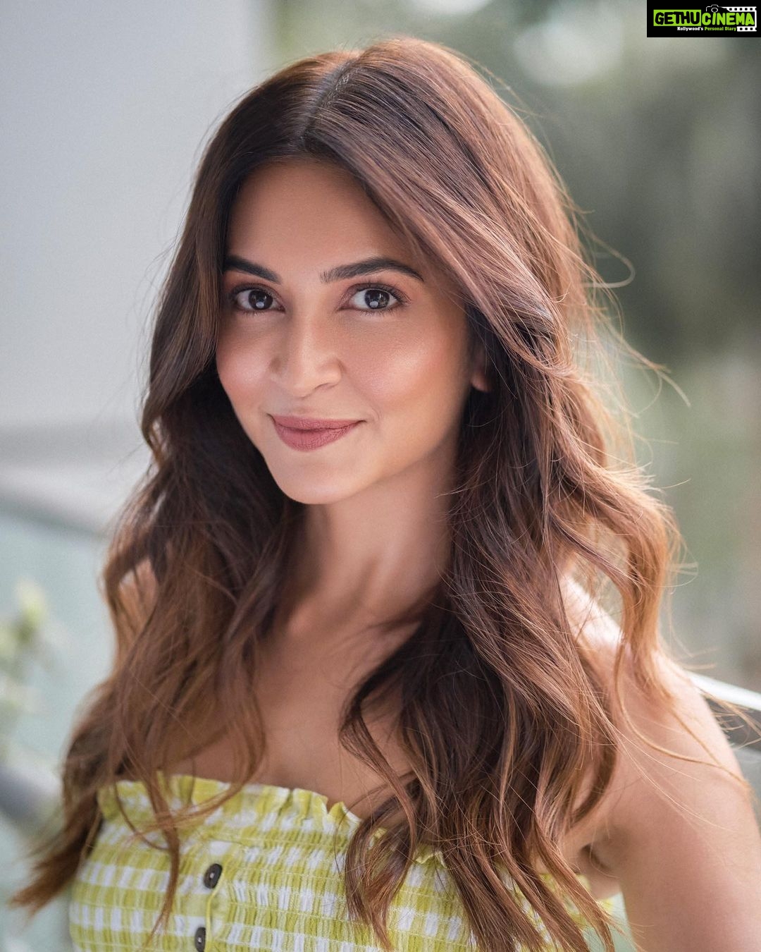 Kriti Kharbanda Instagram - 1. Me in front of the camera π 2. Me when I think no oneβs watching π . . . Which one do you relate to more!? 1 or 2?! . . . #weekendvibes #saturdaysaturday #bts #selflove #saturdayvibes #sunnysideoflife . . . πππ