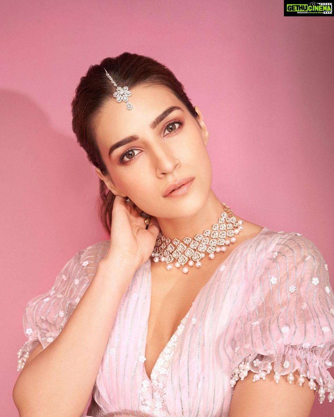 Kriti Sanon Instagram - Embrace Simplicity 💖🌸