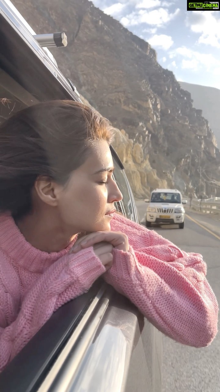 Kriti Sanon Instagram - Soaking in the beauty of Ladakh on my way to shoot everyday! While i listen to the track I’m currently obsessed with! 🎶 #Pasoori