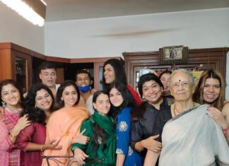 Kushboo Instagram - Eid mubaarak and my mom's birthday celebration today at my place. #Familytime ❤️❤️❤️