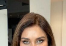 Lisa Ray Instagram - Thanks @nuriya_makeupartist and your brush for tuning me up this Mother’s Day. Hear that? It’s @taramacleanmusic the voice that always brings me home, back to myself. Miss you Tar ❤️ @love.change