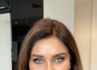 Lisa Ray Instagram - Thanks @nuriya_makeupartist and your brush for tuning me up this Mother’s Day. Hear that? It’s @taramacleanmusic the voice that always brings me home, back to myself. Miss you Tar ❤️ @love.change