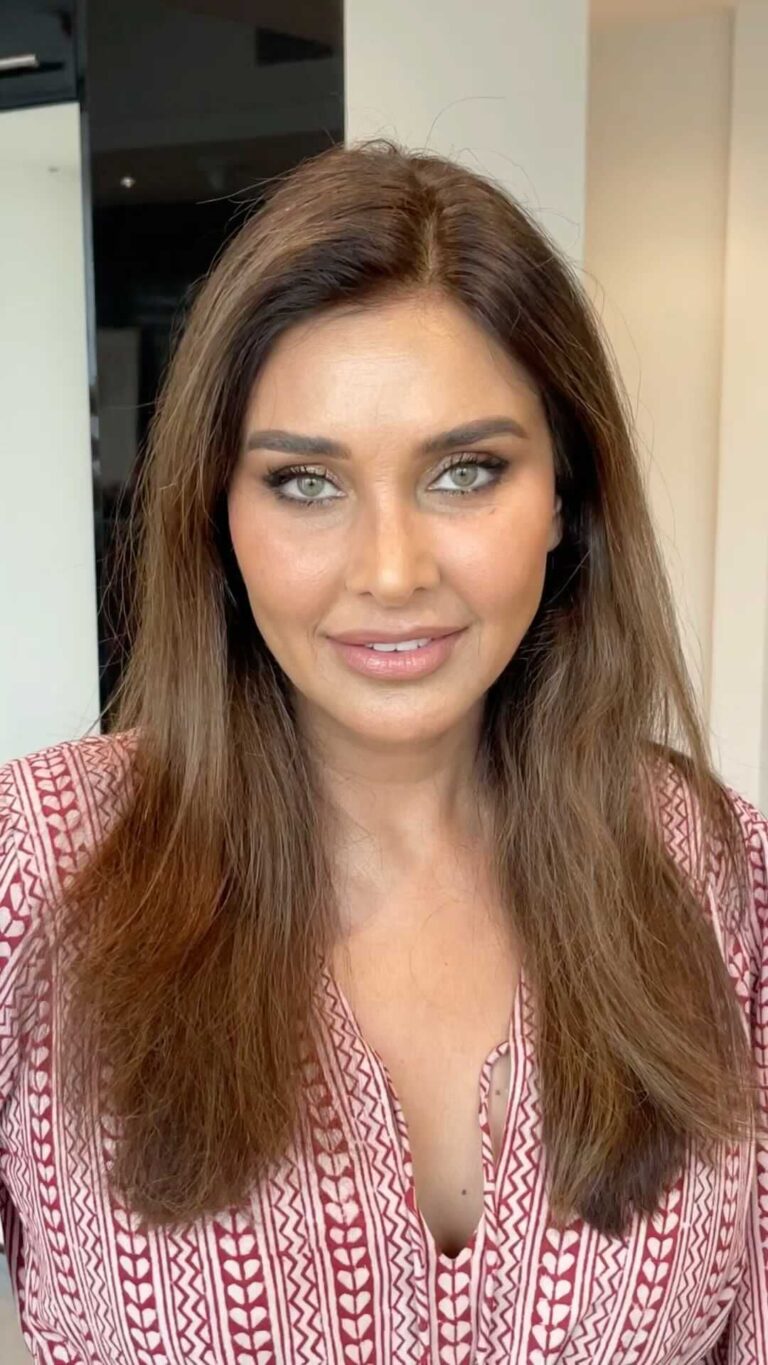 Lisa Ray Instagram - Thanks @nuriya_makeupartist and your brush for tuning me up this Mother’s Day. Hear that? It’s @taramacleanmusic the voice that always brings me home, back to myself. Miss you Tar ❤️ @love.change