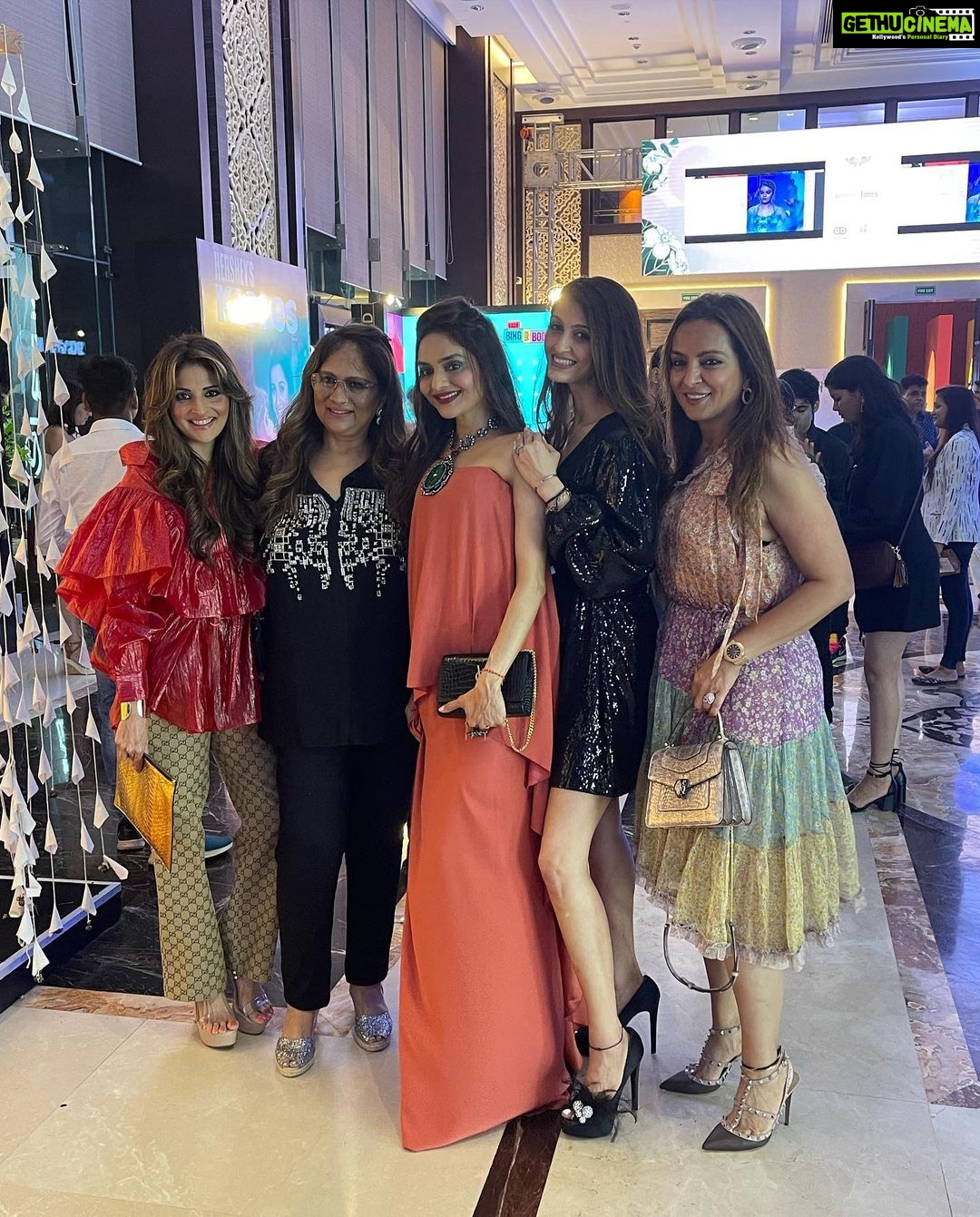 Madhoo Instagram - Congratulations @jewelsbyqueenie @queeniesinghh @beauty.by.bie @sharmillakhanna @tanazdoshi @latapatel1 @akankshamalhotra @krishikalulla @lailalamba @aleamotwane @kaykasshanapatel @vikramphadnis