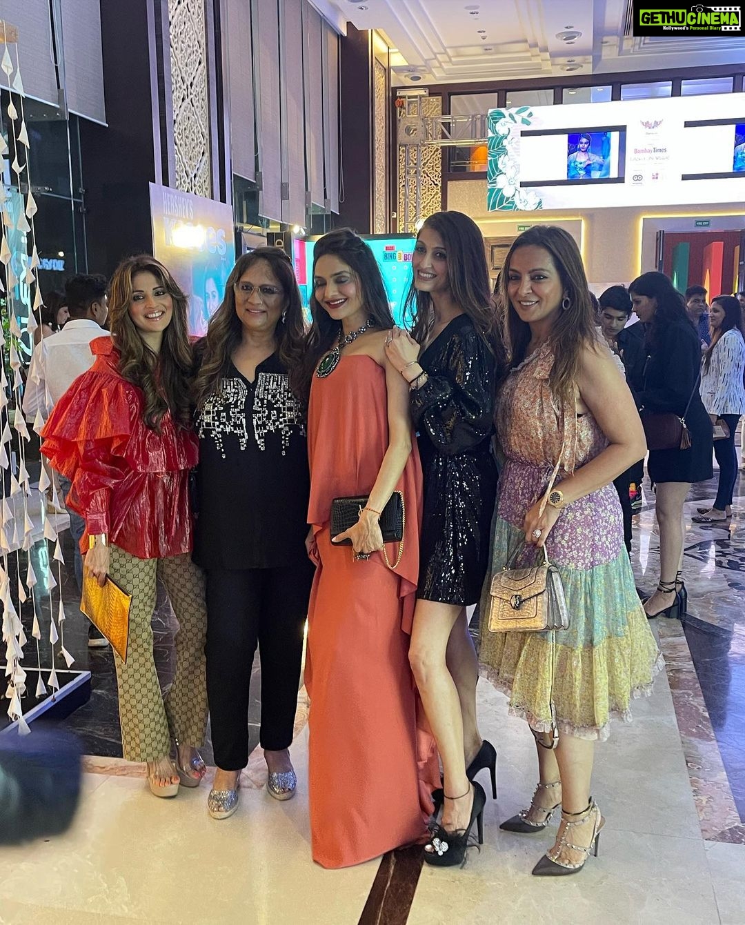 Madhoo Instagram - Congratulations @jewelsbyqueenie @queeniesinghh @beauty.by.bie @sharmillakhanna @tanazdoshi @latapatel1 @akankshamalhotra @krishikalulla @lailalamba @aleamotwane @kaykasshanapatel @vikramphadnis