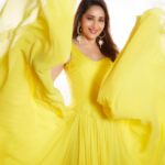 Madhuri Dixit Instagram - Just wanted to brighten up your day! #TuHaiMera releasing Sunday 🥳 #Wednesday #WednesdayVibes #Preview #SongRelease #LookBook