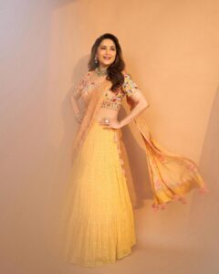 Madhuri Dixit Instagram - Peach & yellow are like you & me, always together & perrrrrrfect ❤️

#Lookbook #SaturdayVibes #OutfitInspiration