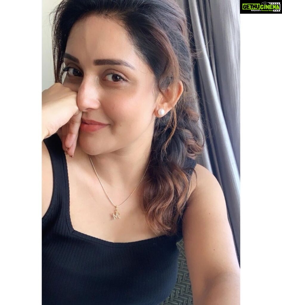 Mahima Nambiar Instagram - Eyes have a language of their own and here speaks mine!! #morningvibes #happysunday #sundaypost #chilling #womaninblack #eyesspeak #iseeyou