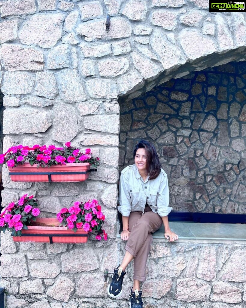 Mahima Nambiar Instagram - My wish is to stay always like this,living quietly in a corner of nature 🍃 🌸 #colorsofnature #flowers #calmness #smilemore #beautyaroundus