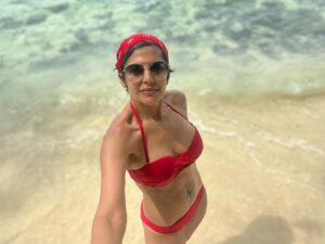 Mandira Bedi Instagram - #thankyou for the sunshine, the sea, the sand and the brilliant 4 days. ❤️❣️It made my week, it made my month! 
@adimots @zoejaneblues