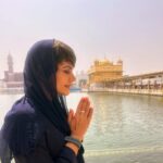 Mandira Bedi Instagram – Felt so Blessed and Grateful to  #Mathateko here after a while 🙏🏽 
.
.
#harmandirsahib #goldentemple 🙏🏽✨🧿 Harmandir Sahib