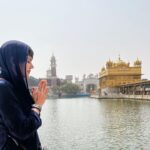 Mandira Bedi Instagram – Felt so Blessed and Grateful to  #Mathateko here after a while 🙏🏽 
.
.
#harmandirsahib #goldentemple 🙏🏽✨🧿 Harmandir Sahib