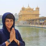 Mandira Bedi Instagram – Felt so Blessed and Grateful to  #Mathateko here after a while 🙏🏽 
.
.
#harmandirsahib #goldentemple 🙏🏽✨🧿 Harmandir Sahib