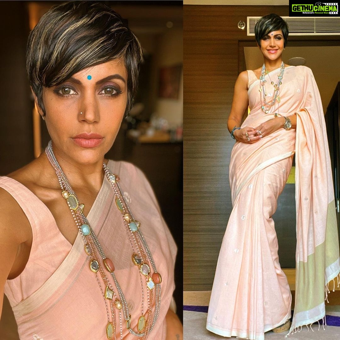 Mandira Bedi Instagram - About to go on stage.. wearing my fav @anavila_m πΈπ Jewellery: @azotiique β¨β£οΈ