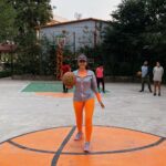 Manisha Koirala Instagram - I was declared #cancerfree on 2013 on 30th April ( today ) celebrating with #friendslikefamily with game of #basketball and nice coffee!! #cancersurvivor #healed