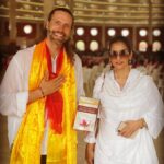 Manisha Koirala Instagram - It was such a coincidence that I was travelling with a book #ancientsectretsofamasterhealer to #lumbini and met with its author @drclintgrogers !!! I have been deeply interested in #health & #healing so it was fabulous seeing him!! Have started reading his book n must say there are so many important aspects of our #wellbeing mentioned here..I m reminded again of them!! #happyreading #ancientwisdom