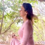 Meenakshi Dixit Instagram – Maze wali peace ❤️😇✨💚🍀

#yoga #meditation #nature #love #naturelover #meenakshidixit #instagood #instamood #reelsinstagram #reels #instagramreels #reelitfeelit #trendingreels #trending