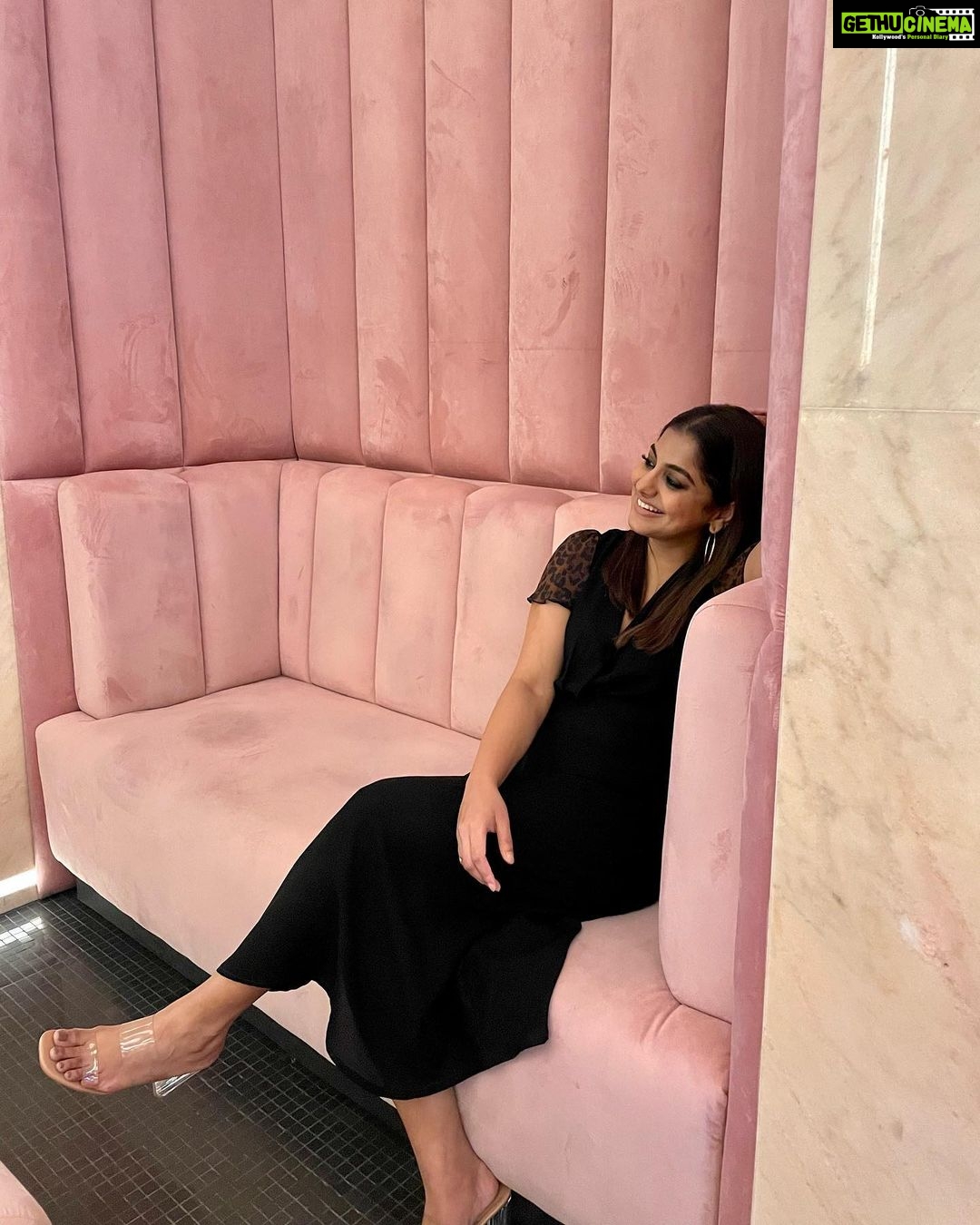 Meera Nandan Instagram - Would you believe if I said this was taken in a washroom? . ๐ธ @menon_meenakshy . #washroomdesign #dubaihotels #washroomstories #decor #weekend #weekendthrowback #instagood #love #ladiesnight #positivevibes #allsmiles #happyweekend #sunday V Hotel, Curio Collection by Hilton